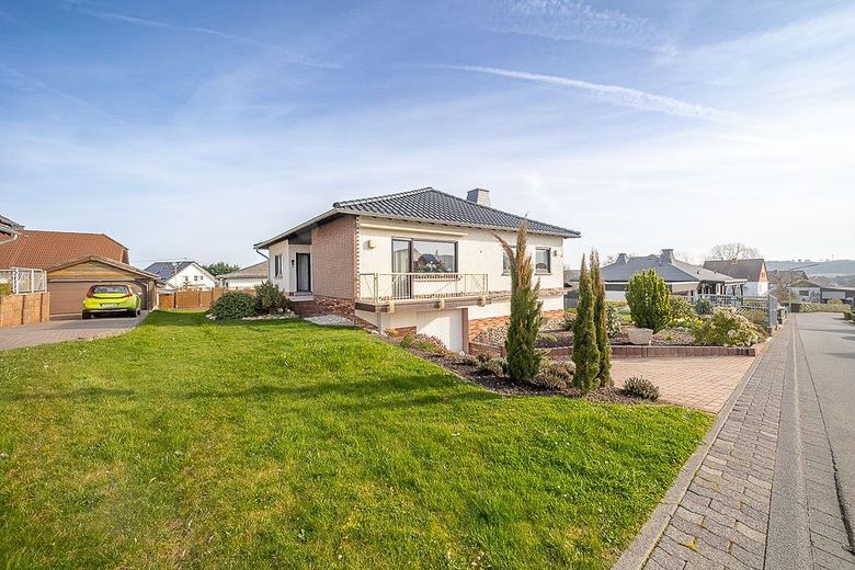 Sommer in Ihrem neuen Zuhause - Bungalow mit Terrasse - Balkon - Garage und viel Garten in Krunkel – Straßenansicht