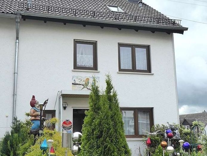 Przystępny cenowo, zadbany skrajny szeregowiec w spokojnej lokalizacji w Schauenstein z ogrodem i garażem – Photo 1