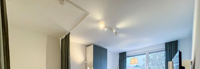 धूपदार बालकनी के साथ: विशाल 2-सदस्यीय साझा आवास में सुसज्जित कमरा – Zimmer 1 - Bild a