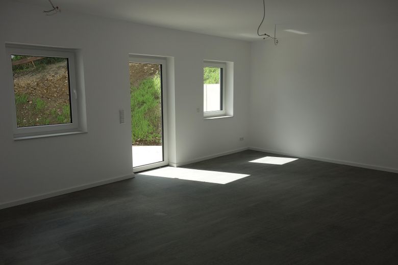 Moderne Neubau-Wohnung mit Einbauküche + großer Terrasse! – Foto 2
