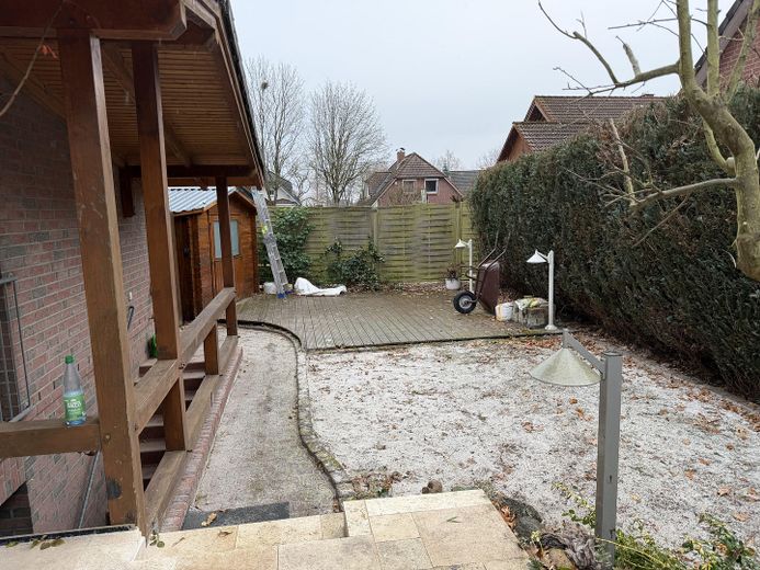 Holzterrasse mit Strand