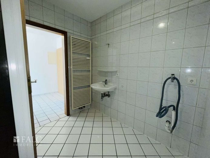 Attraktive 2 Zimmer Wohnung mit Parkplatz und Balkon – Badezimmer