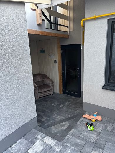 Einfamilienhaus mit Nebengebäude, Hof und Garage – Foto 9