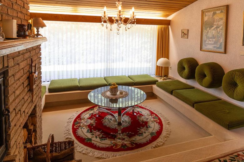 bungalow dal design moderno – Sitzecke am Kamin