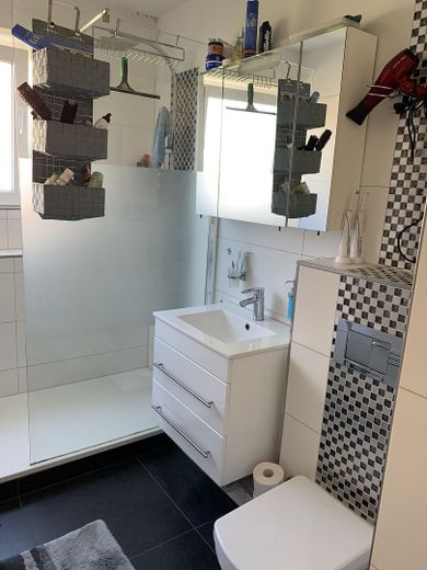 Schöne Lichtdurchflutete 4 Zimmer Wohnung – Bad