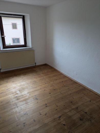 Schöne 4 Zimmer Wohnung mit Balkon und Garten – Zimmer mit Holzboden