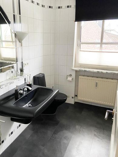 Beautiful Unfurnished Designer Apartment – Bad