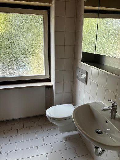Bezugsfertiges Reihenhaus mit lichtdurchfluteter Glasterrasse – OG Bad Bild 1