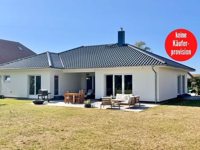 HORN IMMOBILIEN ++ Bungalow d’angle 5 km de Neubrandenburg, année de construction 2022, double garage + carport – Foto 1