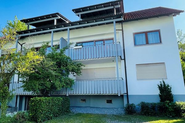 Wohnen in Überlingen: Großzügige 3-Zimmer-Oase mit Balkon, Aussicht & 2 Stellplätzen