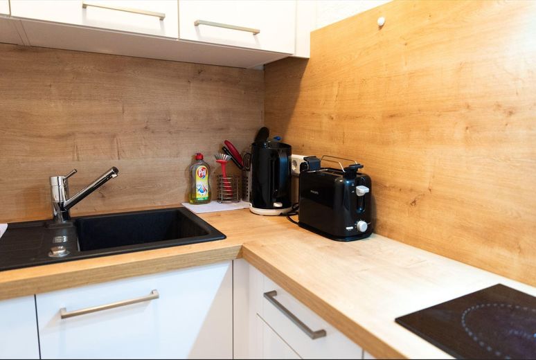 Möblierte 1-Zi Wohnung mit neuer EBK und Balkon in Sindelfingen – Küche mit allen Geräten 