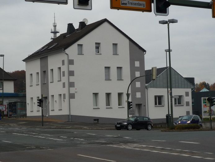 Erstbezug nach Komplettsanierung; schöne DG-Whg. mit EBK in energetisch saniertem Haus – Außenansicht