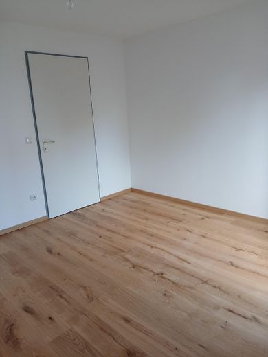 Affascinante bilocale con balcone e posto auto in autorimessa interrata — Regensburg-Galgenberg – Schlafzimmer mit Blick zur Tür