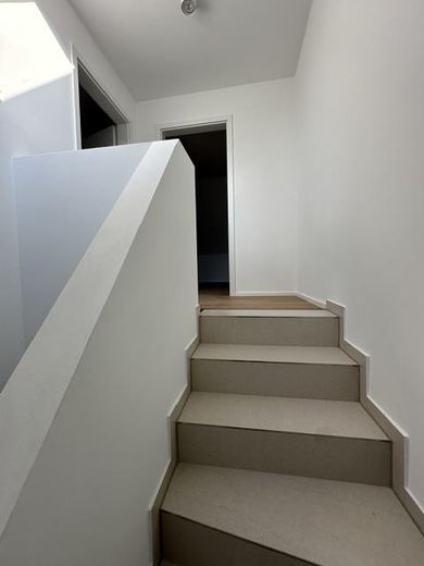 Neubau - Erstbezug - Maisonette - 3 ZW inkl. EBK, Balkon, Stellplatz, Keller, ca. 69m² Wfl. – Aufgang zum DG