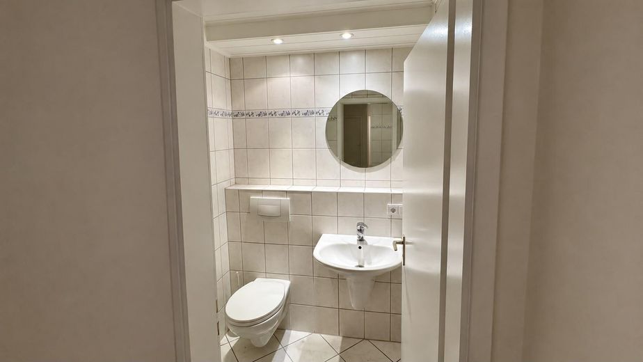 Aucune attente : spacieux refuge de 2 pièces à Lokstedt (prêt à emménager et sans commission) – Gäste-WC