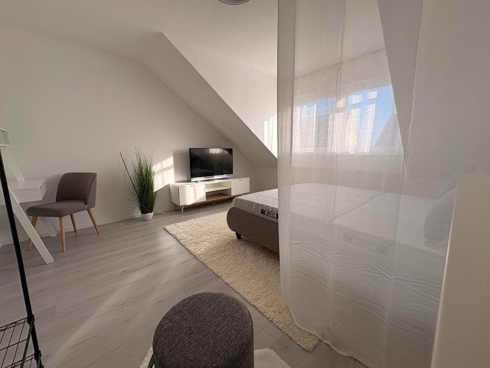 Moderne 3,5-Zimmer-Maisonette möbliert mit Heimkino, Wallbox & Klimaanlage – DG: Schlafzimmer