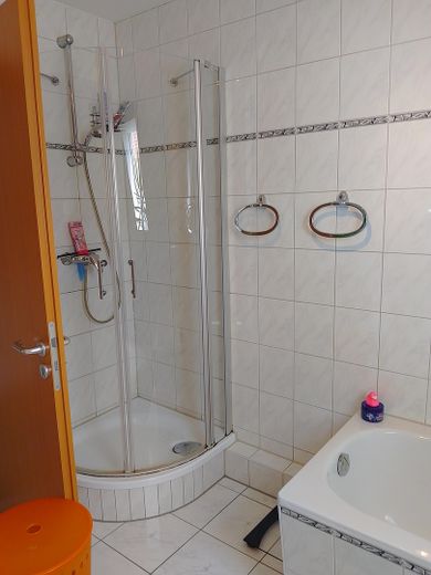 श्टाटफेल्ड ओस्ट में परिवार के लिए मेज़ोनेट: 160 m², 5,5 कमरे, बालकनी और 2 स्नानघर – 1. Bad mit Dusche & BaWa