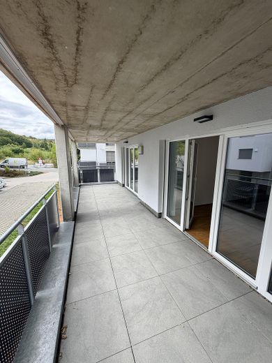 شقة مشرقة وواسعة مكوّنة من 3,5 غرف مع تجهيزات راقية في باد ميرغنتهايم – Balkon