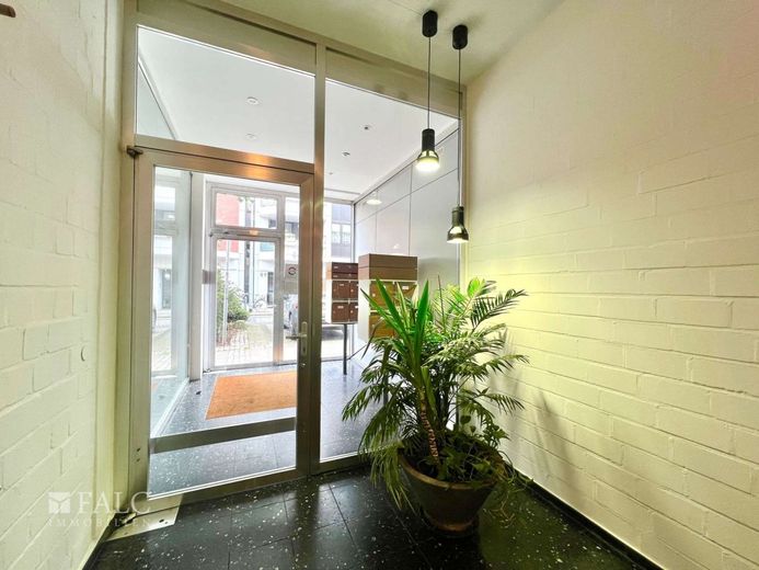 Bezugsfrei: Helles City-Apartment mit Balkon, EBK &amp; Aufzug in Top-Lage – Eingangsbereich