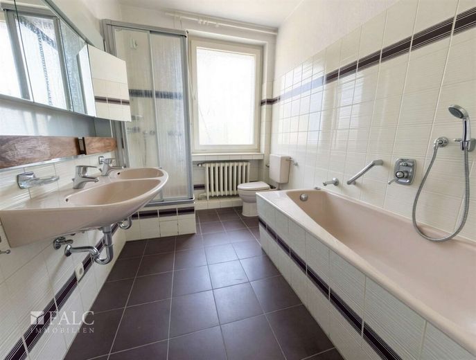 Zwei Chancen. Eine Adresse - attraktive Gewerbeeinheit mit separater Wohneinheit – Badezimmer