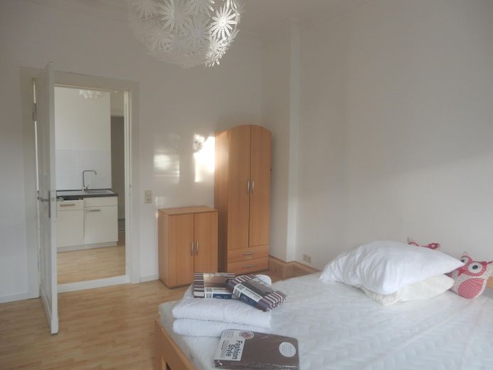 شقة فاخرة من غرفتين مع شرفة، مجهزة بكل شيء شامل في كارلشهورست – Schlafzimmer zur Küche