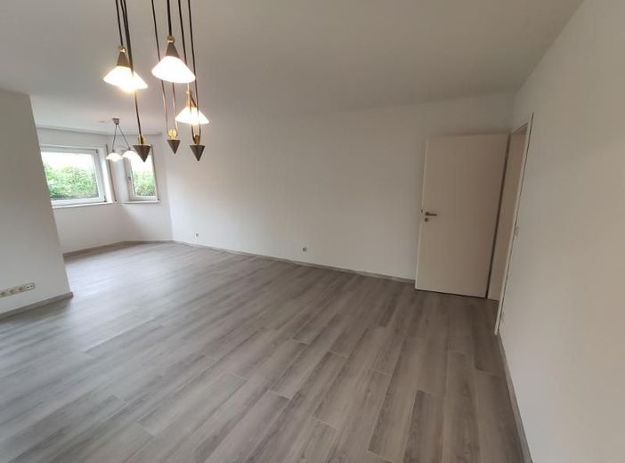 2 Zi. Souterrain Wohnung mit Terrasse und Garten (optional) – Wohnzimmer mit Zugang zur Terrasse Bild 3