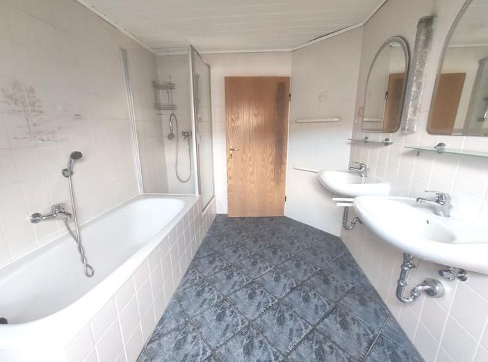 3 Zi. DG Wohnung mit Küche, Gartenmitbenutzung und Stellplatz – Bad mit Badewanne und Dusche Bild 5