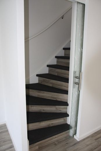 Tussenwoning met veel ruimte voor het gezin – Treppen mit Schiebetür 