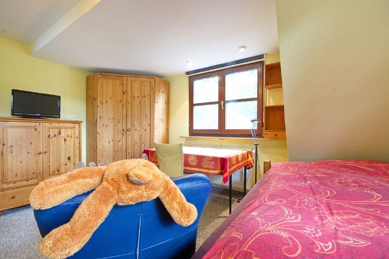 Very cozy furnished room in the attic of a family house, internet access possible – 4d2b82c12cc948791e9c1c36b75181a9c6a6b083.jpg