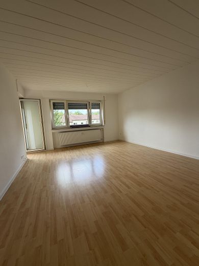 Sofort einziehen & frisch renoviert - 3Zi Wohnung mit Stellplatz & EBK – Wohnzimmer