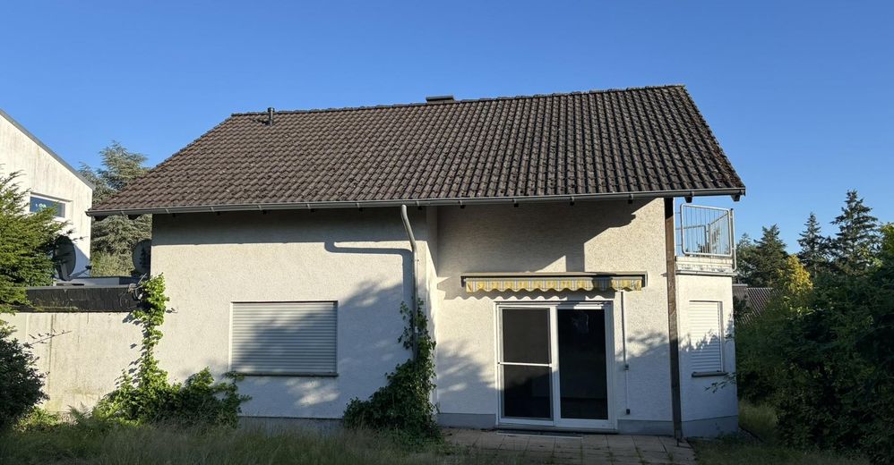 freistehendes Einfamilienhaus mit großen Grundstück und Ausbaupotential – Haus Rückseite