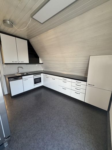 3-Zimmer-Dachgeschosswohnung mit Balkon + EBK in Maisach, Nutzfläche 151 qm, 5 Fußminuten zur S3 – Einbauküche