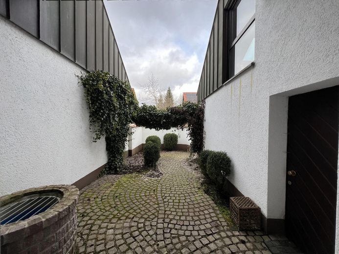 Großzügiges Reihenhaus mit Galerie, Kamin, Solaranlage und Einliegerwohnungspotenzial – Innenhof