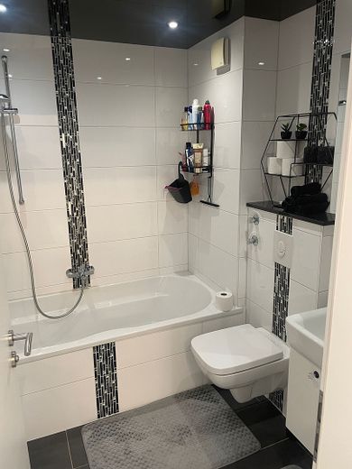 ¡Moderno piso de 3 habitaciones con plaza de aparcamiento en garaje subterráneo y ubicación privilegiada – ¡SIN COMISIÓN y disponible de inmediato! – Foto 5
