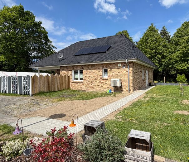 Barrierefreier neuer Bungalow in Nordsee-Nähe mit Luft-Wasser-Wärmepumpe EEK: A und Salzwasserpool – Sicht von der Anliegerstrasse