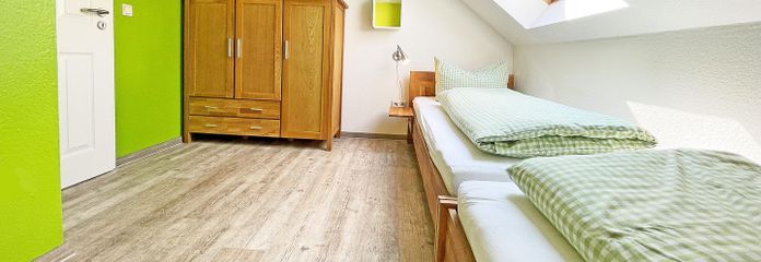 Schlafzimmer m. 2 Einzelbetten