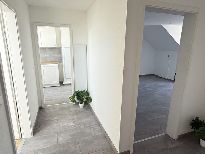 Frisch sanierte 2 Zimmer DG-Wohnung mit Einbauküche und Vorratsraum an der schönen Nordbahntrasse – Flur