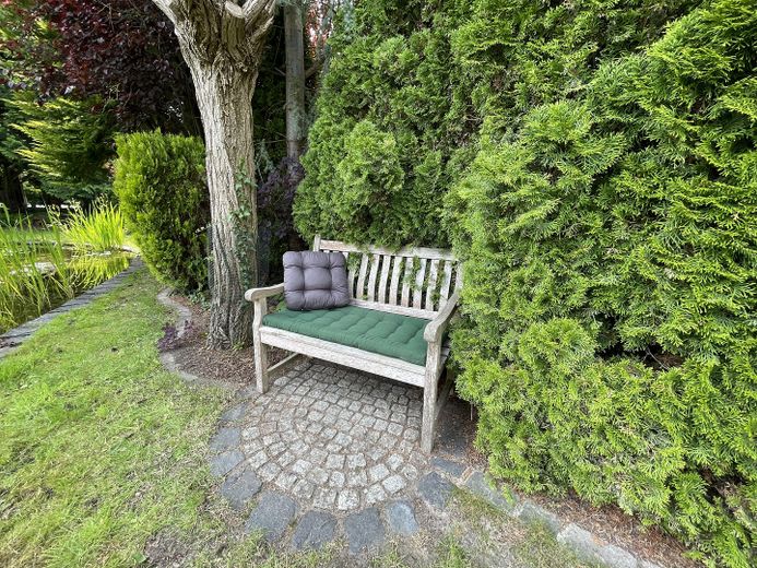 Bau- (Park-) Grundstück mit Tiny House, Carport, Terrassen – Sitzplatz am Teich