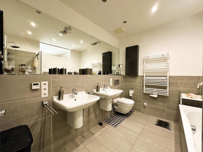 Bad 1 (mit Badewanne & Dusche)