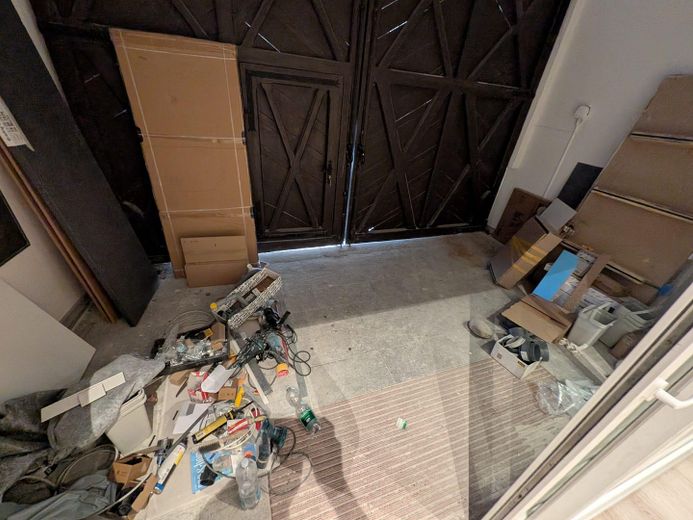 Erstbezug! Neue 2,5-Zi Wohnung in Toplage von Rüdesheim mit Einbauküche & Terrasse – Tor ist ganz zu öffnen