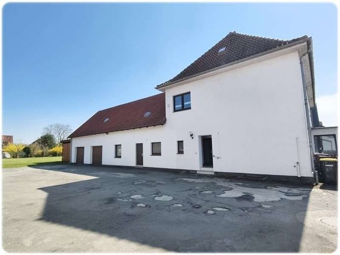 Uetze: 2 Häuser = 3 Wohnungen, 3 Garagen + Carport + potentielles Bauland im Garten – Hofseite