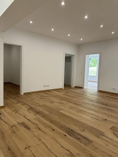 Appartamento al piano terra di 5 locali, cucina componibile, parquet, terrazza e giardino – Wohnzimmer
