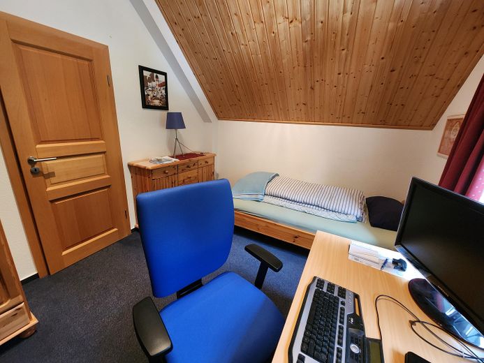 Ferienhaus mit eigenem Bootsliegeplatz – Gästezimmer, Büro 1