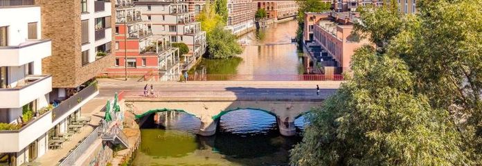 Доглянутий багатоквартирний будинок у історичному центрі міста Россвайн