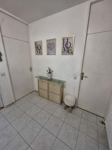 Yeni yenilenmiş 3 odalı kat mülkiyetli daire, 75 m², 7. kat, balkonlu, tamamen mobilyalı, 145.950 € – Eingangsbereich