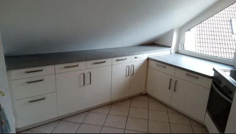 3-Zi.Wohnung im DG mit Balkon, Atelierzimmer, kl. Garten, Gartenhaus u. Garage im 4.Fam. Haus – Küche großzügige Stellflächen