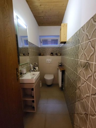 Freistehendes Einfamilienhaus in ruhiger Südhanglage mit weitem Blick über das Vilstal – Gäste WC