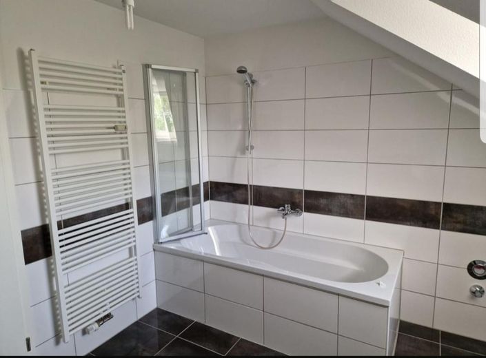 Modernisierte Dachgeschosswohnung – Duschwannenbad 