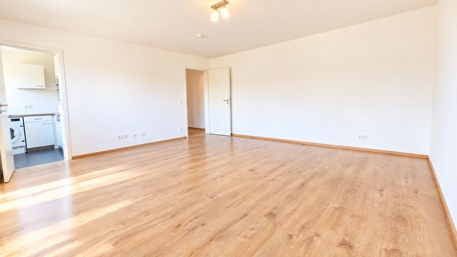 Renovierte 1-Zimmer Wohnung mit Einbauküche, Waschmaschine und Parkplatz – Wohnen / Schlafen