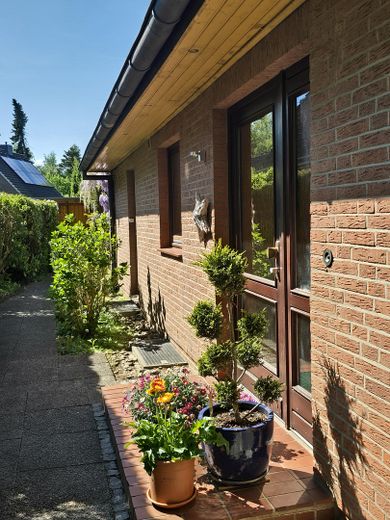 Freistehendes Einfamilienhaus mit Südgarten in ruhiger Lage von Hamburg-Volksdorf – Weg zur Haustür